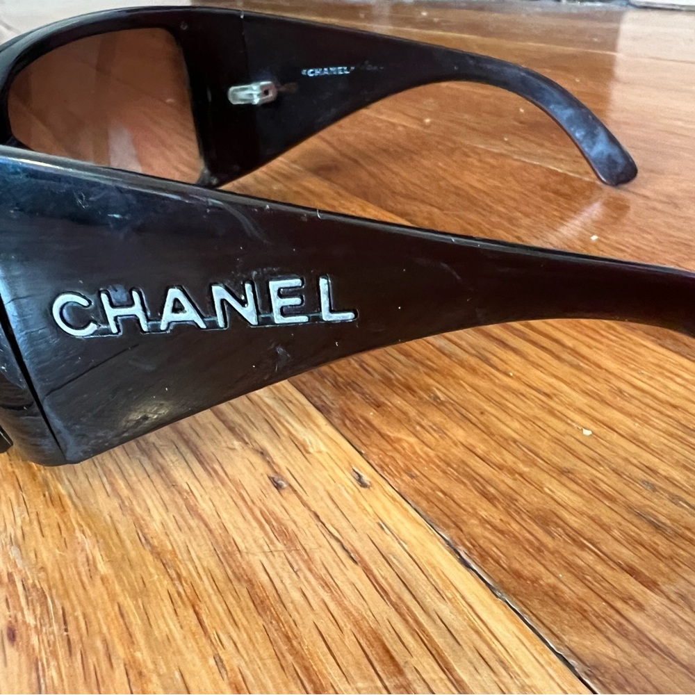 CHANEL Black Sunglasses with Quilted Case - Picture 7 of 7